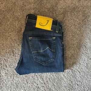 Jacob Cohen jeans - Ett par otroligt fräscha och tidlösa jeans från italienska märket Jacob Cohen, i mycket bra skick utan defekter. 