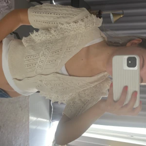 Kofta från zara - Fin kofta från Zara! Nästan aldrig använd men den hade en liten defekt på en av knapparna när jag köpte den. Men de syns knappt. Därav säljer jag den lite billigare. 💛