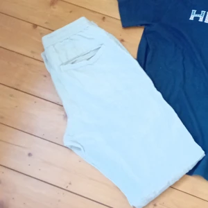 Beiga linnebyxor med snörning från East West - Snygga och luftiga beiga linnebyxor från East West med elastisk midja och snörning. Byxorna har raka ben och fickor både fram och bak. Perfekta för varma dagar och en avslappnad stil.