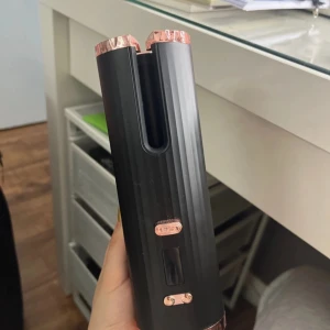 Hair Curler - Trådlös Bärbar Automatisk Locktång!  Äldre modell men är Såå underbar!  Så enkel att använda sig utav, dock behövs den laddas! Laddsladd ingår. ✨🤝  Denna ej använd eftersom jag råkade köpa hem dubbletter. Köptes runt 300kr! Så passa på!