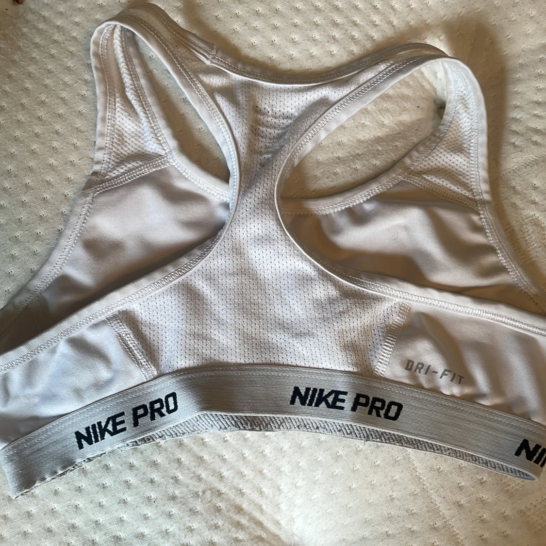 Vit sport-bh från Nike Pro - 1