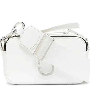 marc jacobs väska - säljer min vita marc jacobs väska som inte kommer till användning längre. en ny kostar 3 355kr och säljer min för 1 200kr pga att väskan är använd och har smink fläckar på axelremmen. priset går att diskutera 
