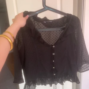 Topp Zara - Mysig trekvartstopp/ blus från Zara! Aningen kroppad.