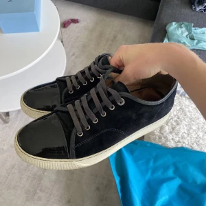 Lanvin Skor - Snygga mörkblå sneakers från Lanvin med vita sulor och svart snörning. Box och dustbags ingår vid köp✅ Perfekta för dig som gillar stilrena och exklusiva sneakers. Finns en liten defekt vid hälen på höger sko som syns på sista bilden, skick: 8/10🙌Hör av dig vid frågor eller funderingar!