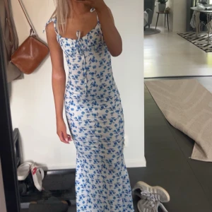 Blommig klänning - Superfin lång klänning, perfekt till midsommar. Helt oanvänd och i braaa kvalite! Säljer då jag råkade beställa två💕
