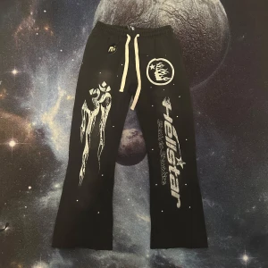 Svarta byxor från Hellstar - Svarta byxor från Hellstar med vita tryck och loggor på framsidan. Helt ny och oanvänd. Fraktas inom 24 timmar efter köpet🌟