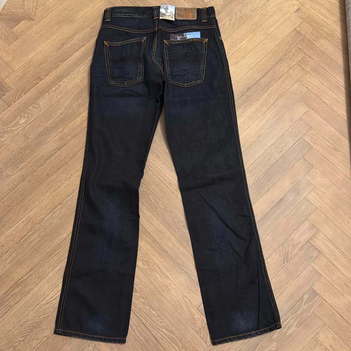 Mörkblå jeansbyxor från Nudie Jeans
