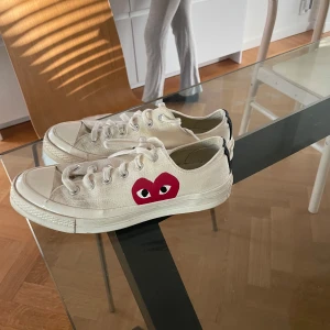 Converse Play Comme des Garçons sneakers - Säljer ett par vita Converse Play Comme des garcons skor. Knappt använda