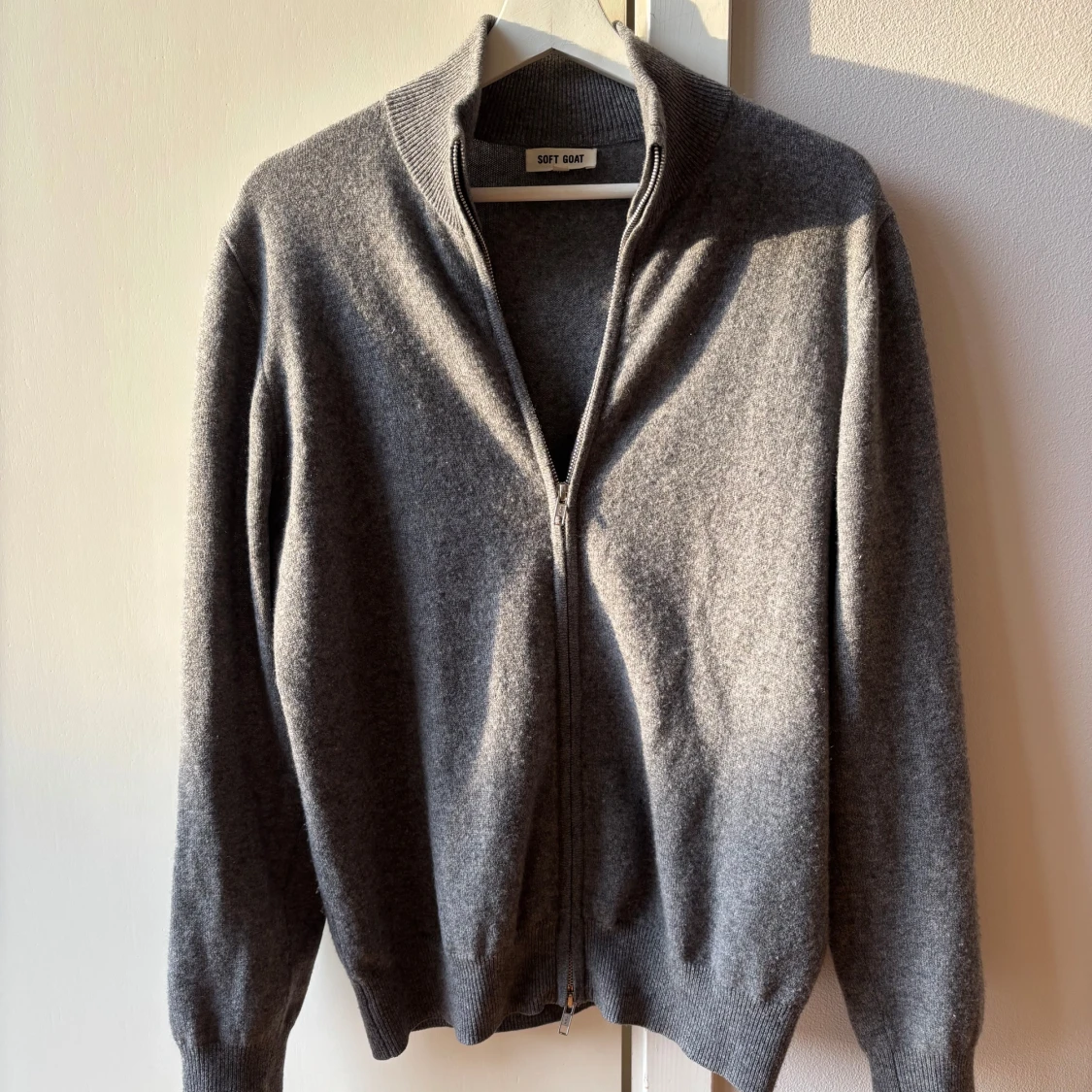 Grå full zip från Soft Goat - 1