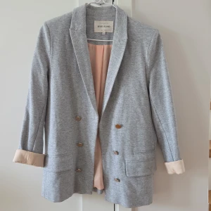 Kavaj River Island - Grå kavaj i tjökt material med guldknappar. Ej knappbar. Två fickor. Strl 10 / 36 / S