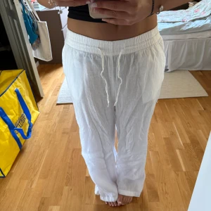 Vita linnebyxor  - Säljer ett par vita linnebyxor från Gina Tricot med resår och dragsko i midjan. Går ändå ner till marken på mig (jag är 170 lång). Nypris: 399kr