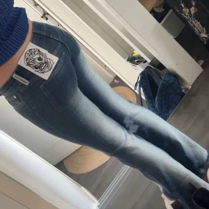 HELT NYA Blå bootcut jeans från Weekday - Säljer ett par snygga blå bootcut jeans från Weekday med ljusa slitningar. Märket är Cheap Monday. Helt oanvända och beställde nyss hem dom. Säljer pga att de var försmå i midjan. Det är storlek 27 och 32 i längden. 