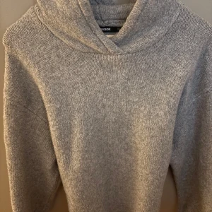 Grå stickad hoodie från BikBok - Mysig grå stickad hoodie från BikBok i storlek XS. Nästan nyskick. Endast använd 2-3 gånger. Perfekt inför hösten och vintern. 