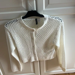 Stickad kofta  - Stickad kofta från hm i storlek xs använd 1 gång är i jätte bra stick och jätte mysig till hösten 