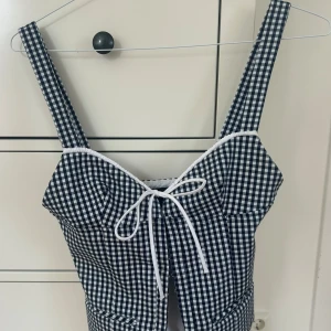 Rutig korsettopp från Zara - Supersöt korsettopp från Zara i svartvitt rutigt mönster.