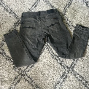 Nudie jeans  - Tja! Säljer ett par riktigt feta nudie jeans i modellen ”Lean Dean” och i strl 31/30 och skick 8/10 pågrund av att gylfen åker ner hela tiden men är nog lätt att fixa med en hårsnudd eller något annat! Hör av er om ni skulle ha några funderingar!