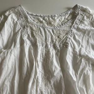 Vit blus med broderade fjärilar - Fint skick, gammal tröja men väldigt fin🩷 Inga defekter som framkommer. 