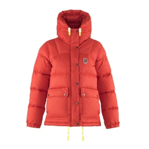Röd dunjacka från Fjällräven - Säljer nu min röda fjällräven jacka då jag söker en annan färg. Den är inte i helt nytt skick men ser fortfarande bra ut, man ser att den är använd men den har inga större defekter. Är öppen för byten av andra färger och skriv privat om ni har frågor❤️