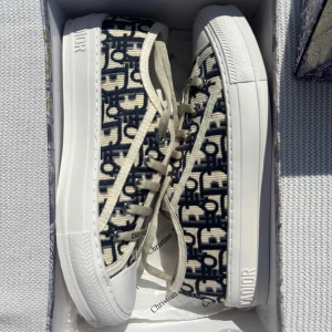 Dior skor  - Hej säljer nu dessa dior skor som är i helt nytt skick skorna är i färger mörk blå. Och skorna är i storleken 38. Kom gärna med prisförslag eller frågor !