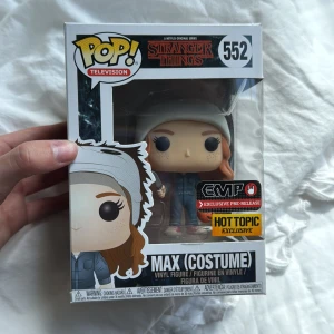 Stranger Things: Max (Costume) #552 - Samlarfigur från Stranger Things! Max (Costume) #552 är en exklusiv Pop! Television vinylfigur, perfekt för fans av serien. Cool design och detaljer, ett måste för dig som älskar popkultur och unika samlarprylar. Pris kan diskuteras! 