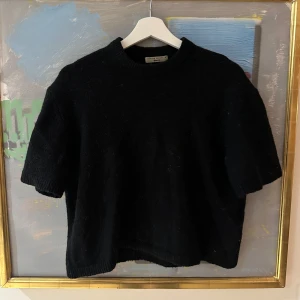 Svart stickad tröja Gina Tricot - En svart stickad tröja från Gina Tricot med korta ärmar. Kommer inte till användning längre!