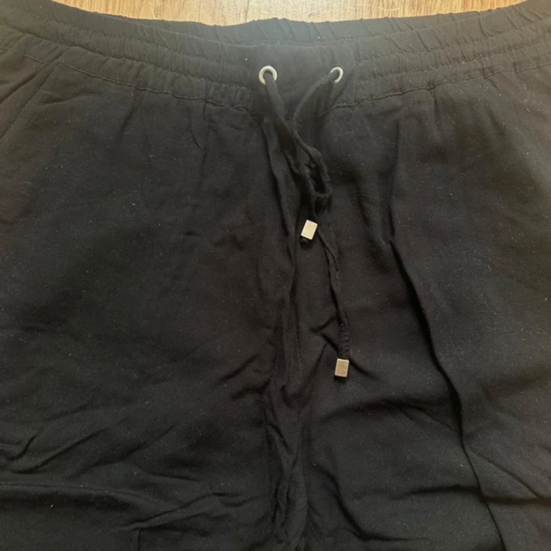 Svart pull-on byxa med snörning - 1