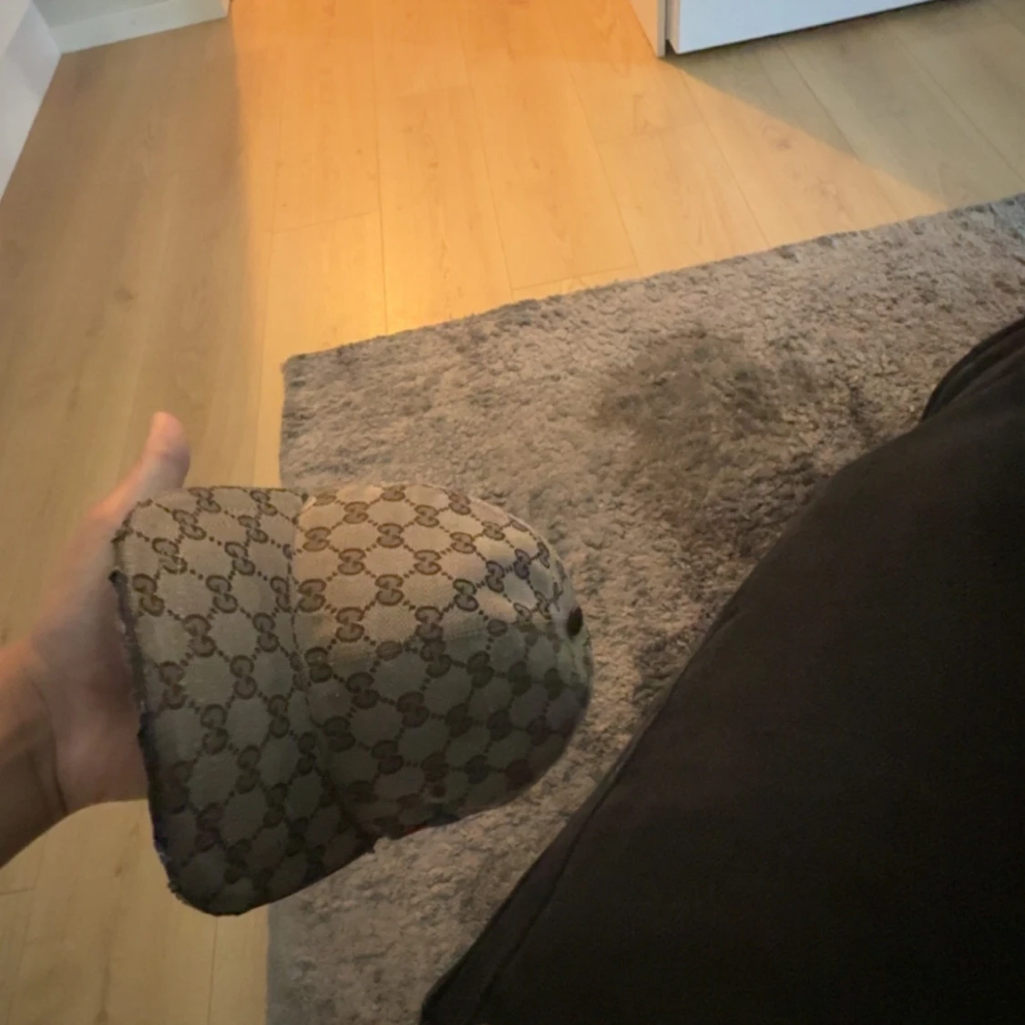 Gucci keps med GG-mönster och röd/grön detalj