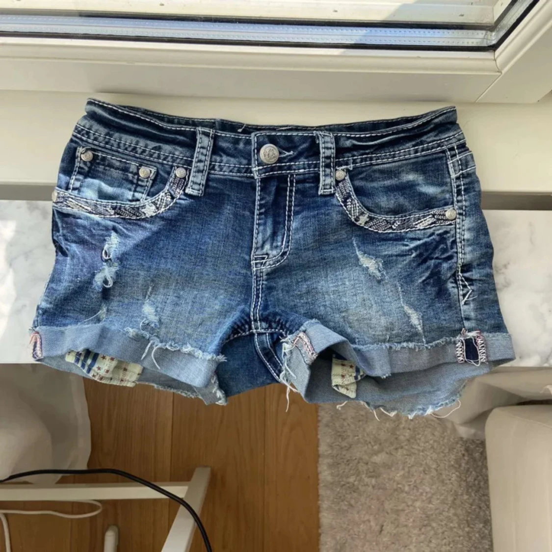 Blå jeansshorts från Grace med slitningar - 1