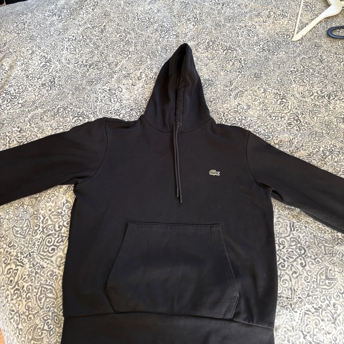 Svart hoodie från Lacoste med huva