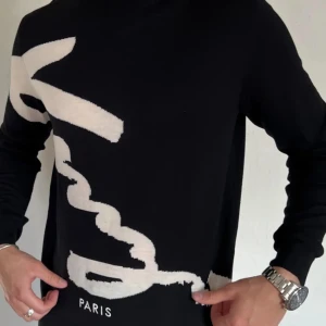 Stickad kenzo tröja  - Säljer en tvär fet stickad kenzo tröja. Tröjan har storleken M men sitter som S. Obs tröjan har ett litet hål under armen men som knappt syns när man har på sig tröjan. Pris kan diskuteras vid snabb affär. Vid fler frågor och funderingar är de bara att höra av sig