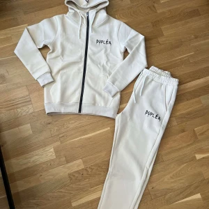 Beige dress från Duplér  - Snygg beige dress från Duplér  med resår och snörning i midjan. Byxorna har en relaxed fit och är tillverkade i mjukt bomullsmaterial. Perfekta för chill dagar eller när du vill ha en clean och enkel look.