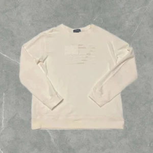 Vit långärmad Flag tröja Polo Ralph Lauren - Säljer en snygg vit flag tröja från Polo Ralph Lauren. Den är i väldigt fint skick och har endast används några enstaka gånger. Den är i barnstorlek XL(18-20) vilket motsvarar en M. Personen på bilden är 183 cm. Vid några frågor eller funderingar är det bara att höra av sig.