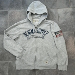 Ralph lauren zip hoodie  - Vintage grå goodie ifrån Ralph lauren i storlek S/M. Tröjan har knappt använd och är väldigt unik. Om det skulle komma sig att du har några frågor angående tröjan hör av dig. MVH LUNDGRENS