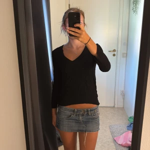 Svart v-ringad tröja från Zara Woman - Svart långärmad tröja från Zara Woman med v-ringning. Snygg och enkel modell i tunnare material, perfekt att styla med jeans eller kjol. Tröjan har en normal passform och är riktigt skön på. Passar dig som gillar stilrena basplagg.