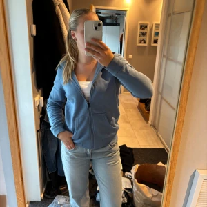 Peak Performance kofta - Mysig blå hoodie med dragkedja och huva från park performance. Logga på bröstet och huvan. Jättefint skick!