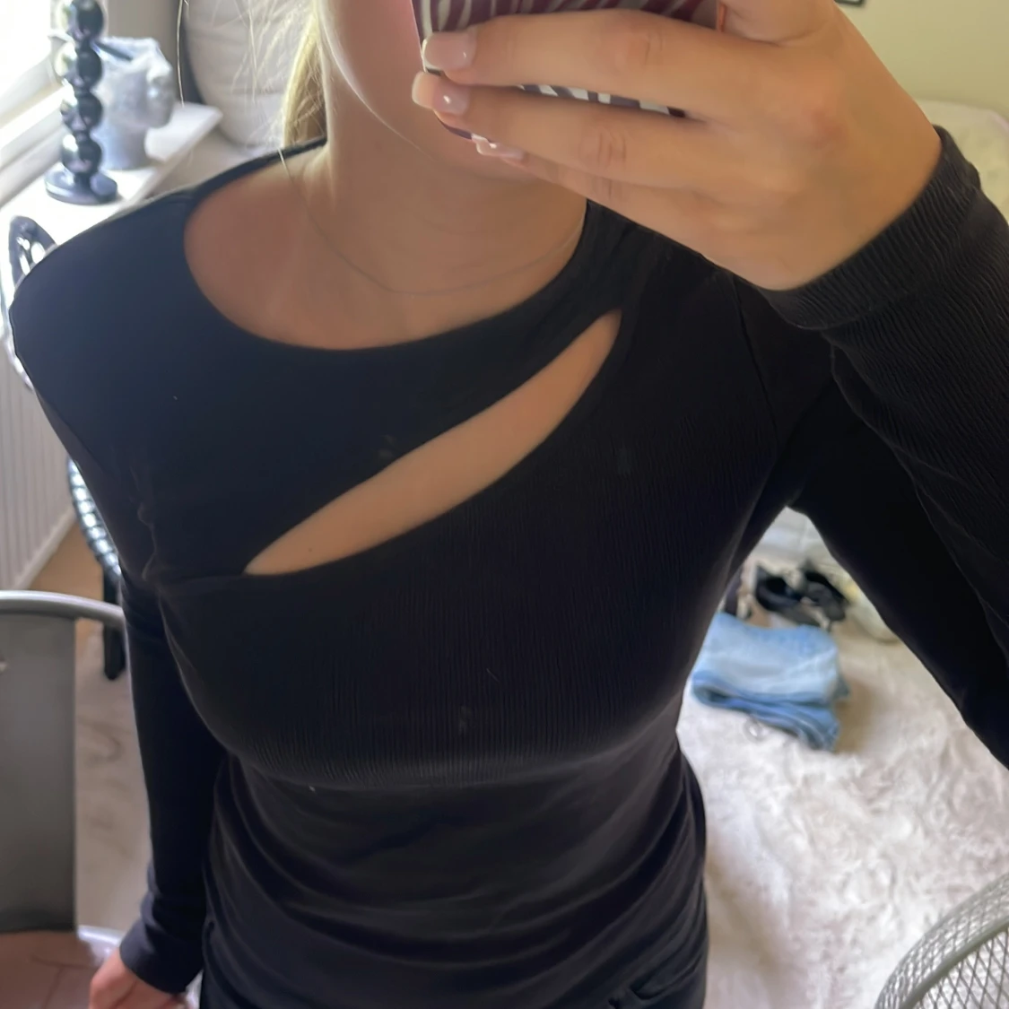 Svart långärmad topp med cut out - 1