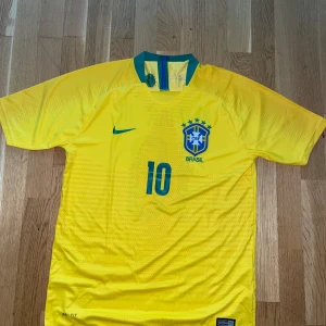 Brasilien neymar 10 storlek L - Storlek L. Fin replika. Helt ny och oanvänd. Pris: 349:-. Skickas direk inom 24h
