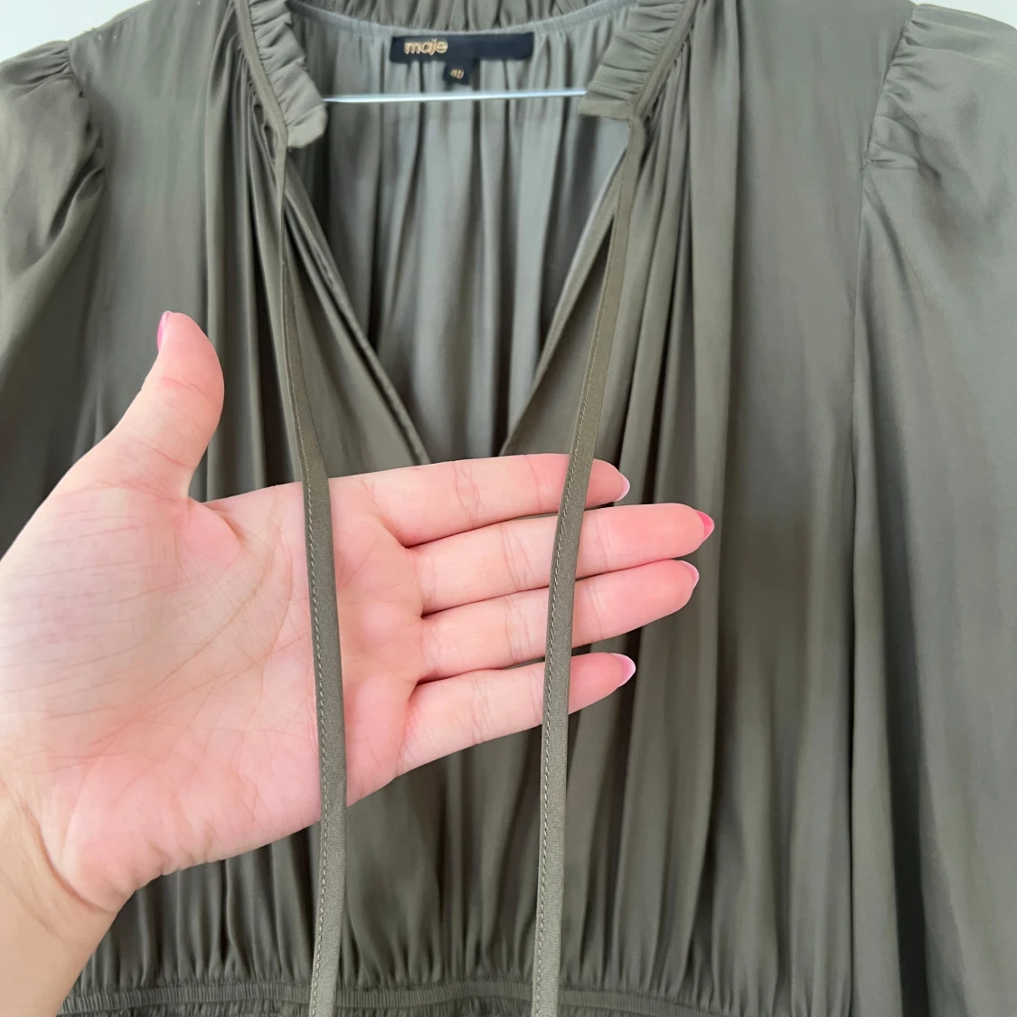 Olivgrön kortklänning från Maje - 2
