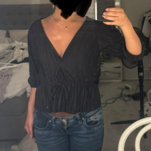 Svart blus  - Fin svart blus, både fin i skolan och om man ska ut o festa! Helt ny den kommer bara inte till användning. 