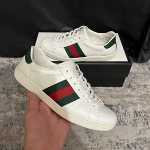 Gucci ace - Size: 6.5 | Fits: 41.5 Insole measurement: 26,5cm Very Good Condition! Color: White Comes with: Box & Dustbags Retail: 830€