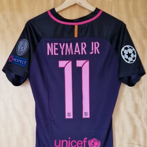 Neymar Jr fotbollströja Barcelona 16-17 - Neymar Jr Barcelona repIika fotbollströja 16-17. Helt ny med tag. Storlek: Small