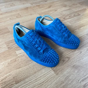 Christian Louboutin skor - Christan Louboutin skor i väldigt bra skick. Finns ytterst lite heal drag. Storlek 42 passar även 43. Tveka inte att kontakta vid minsta lilla fundering. 