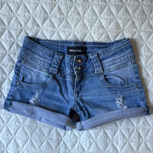 Low jeansshorts med revor  - Midjemått: 32cm. (Storlek 36 men passar 32.) Kolla in min profil och följ för fler plagg🙌