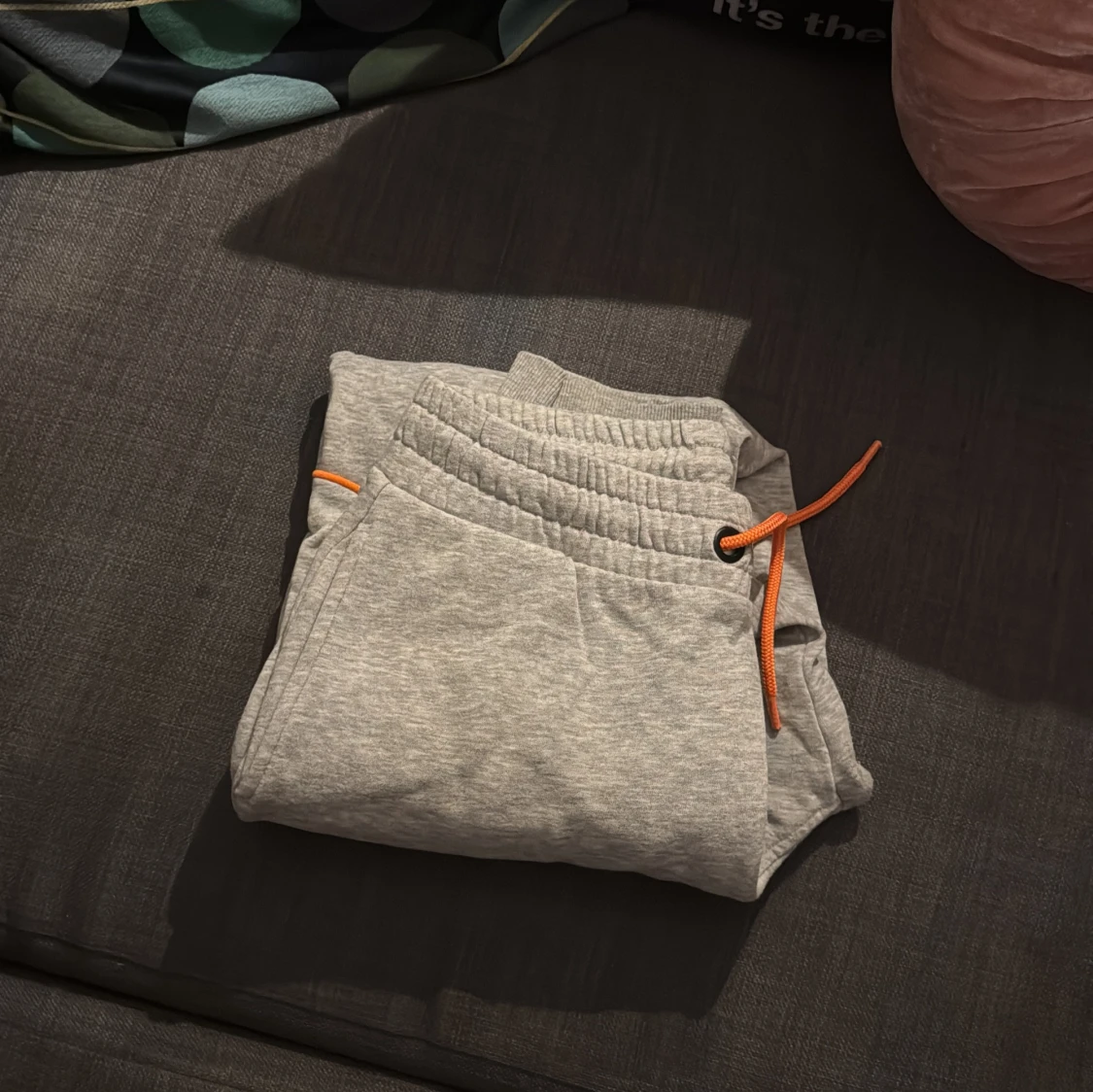 Grå mjukisbyxor med orange snören - 1