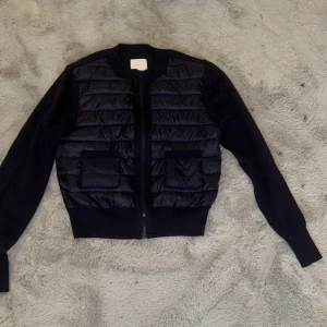 Mörkblå cardigan - Mörblå cardigan från Gina tricot som knappt är använd så det är i bra skick. Det är i storlek 164💕liknar moncler cardigan och är väldigt bekväm, säljer då den inte kommer till användning och den är lite liten för mig❤️ hör av dig för fler bilder eller om du undrar något annat❤️