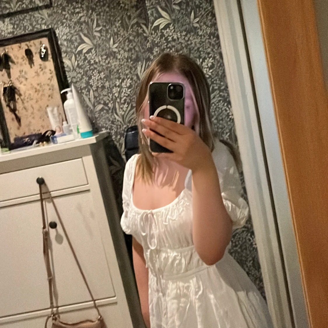 Vit kortklänning med puffärmar