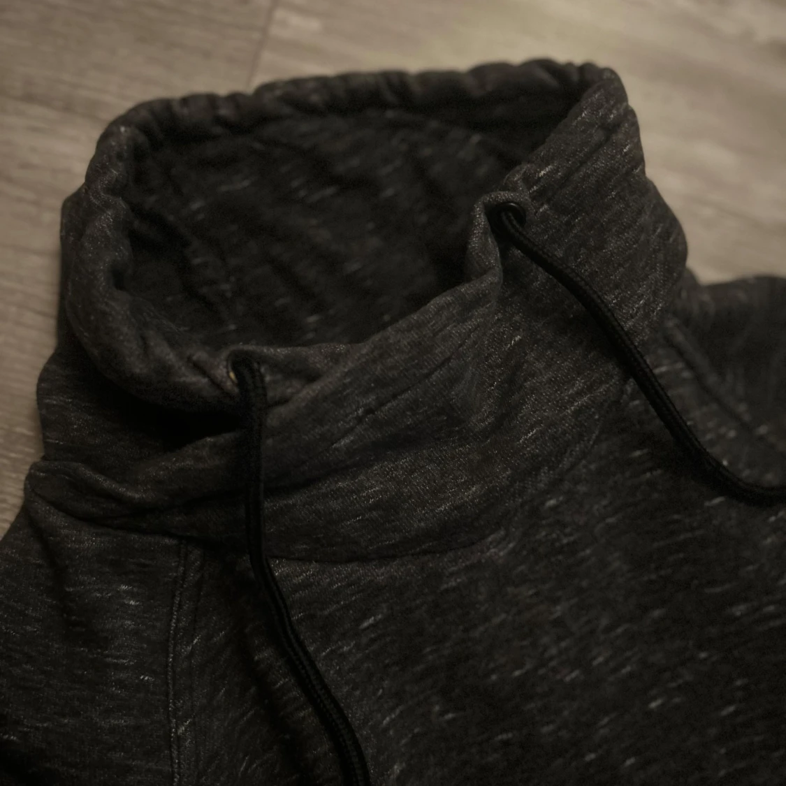 Mörkgrå hoodie med hög krage - 3