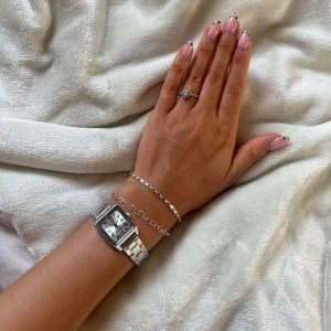 Silverfärgad klocka - Säljer denna skitsnygga klockan! Den passar jättebra som smycke både till vardags och vid festligheter! 💕