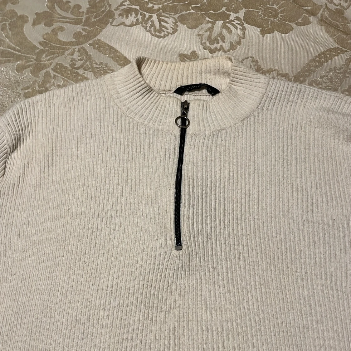 Beige ribbad stickad tröja med half zip - 1
