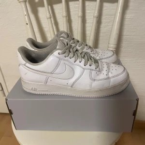 Nike Air Force 1 44 - Nike Air force| Storlek:44| Pris: 499kr| Skick:7/10| Hör av dig vid minsta lilla fråga eller fundering|